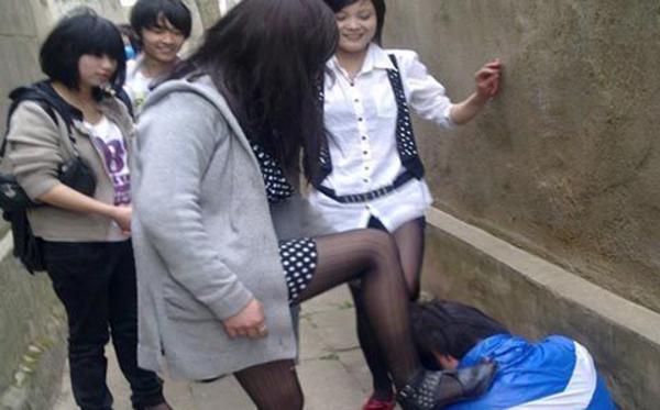 14岁<em>女孩</em>遭<em>欺凌</em> 在校学生<em>侮辱</em>女学生的<em>视频</em>在
