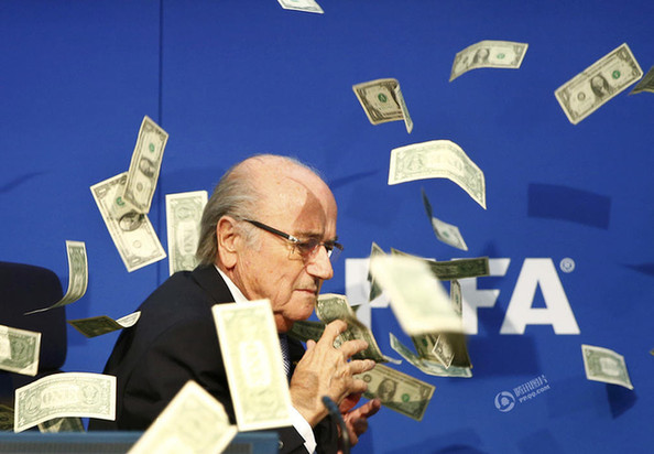 足联主席被撒钞票 场面一度让人觉得很尴尬(组