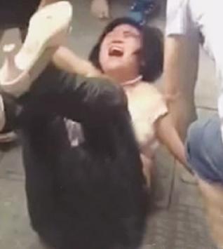 <em>女小偷被</em>当场识破遭脱衣围殴 依法处事不能以