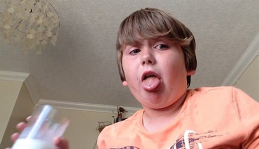 男童挑战 最辣辣椒 被辣哭 真是自作自受(组图