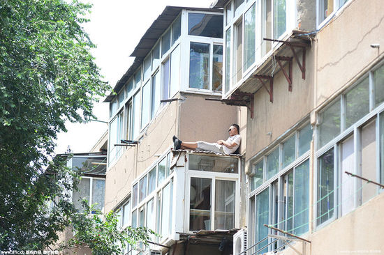 小偷入室盗窃被堵窗外 凌晨3点上去中午两点才