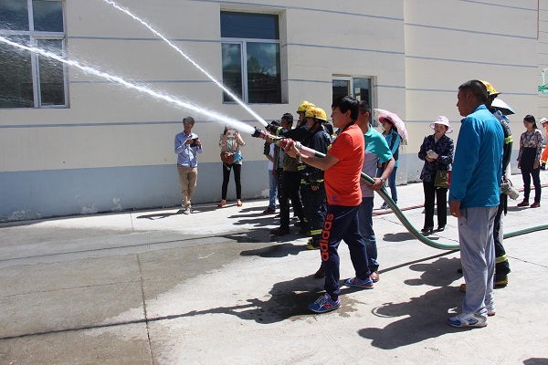 人行玉树职员走进红门体验消防
