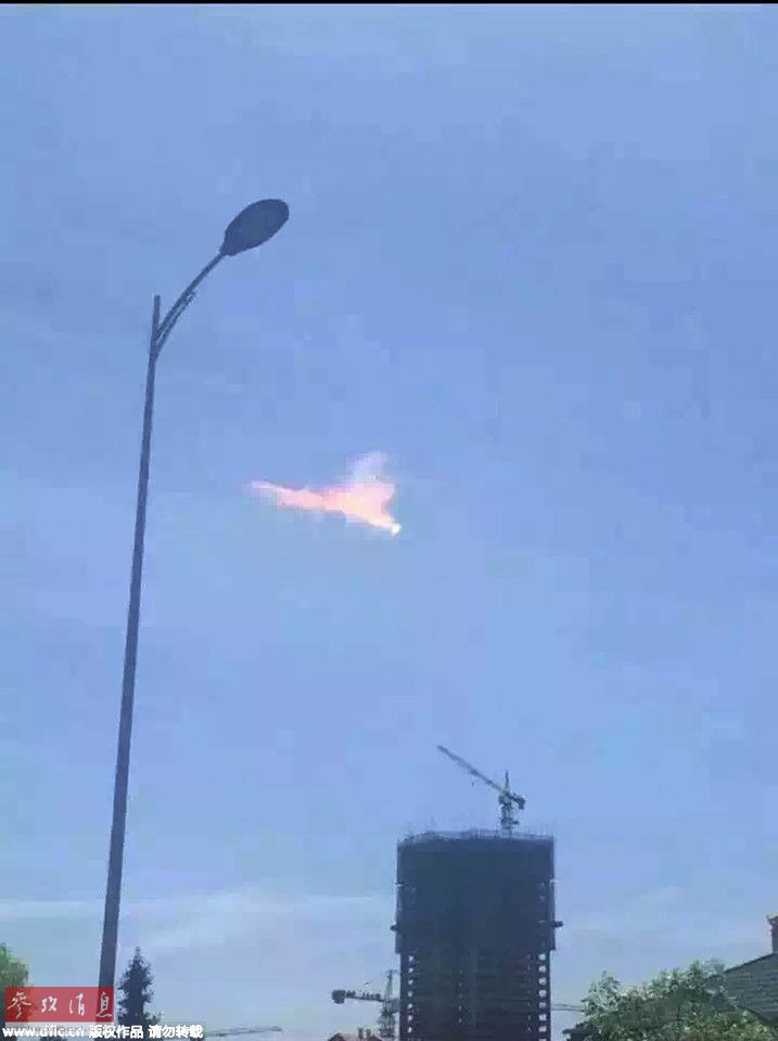 重庆现七彩祥云形如火凤凰 持续一小时左右