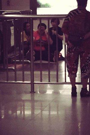 扶梯故障女乘客受伤 电梯突停原是石头惹祸