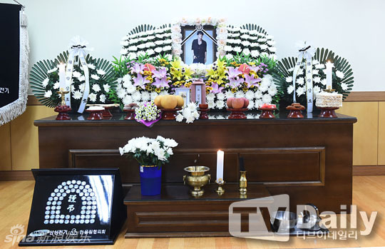 组图:韩33岁乐队主唱Van溺亡 设灵堂亲友告别