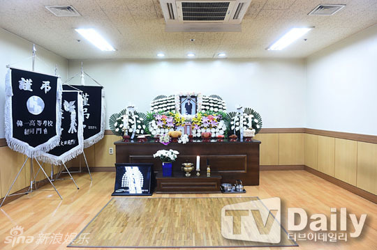 组图:韩33岁乐队主唱Van溺亡 设灵堂亲友告别