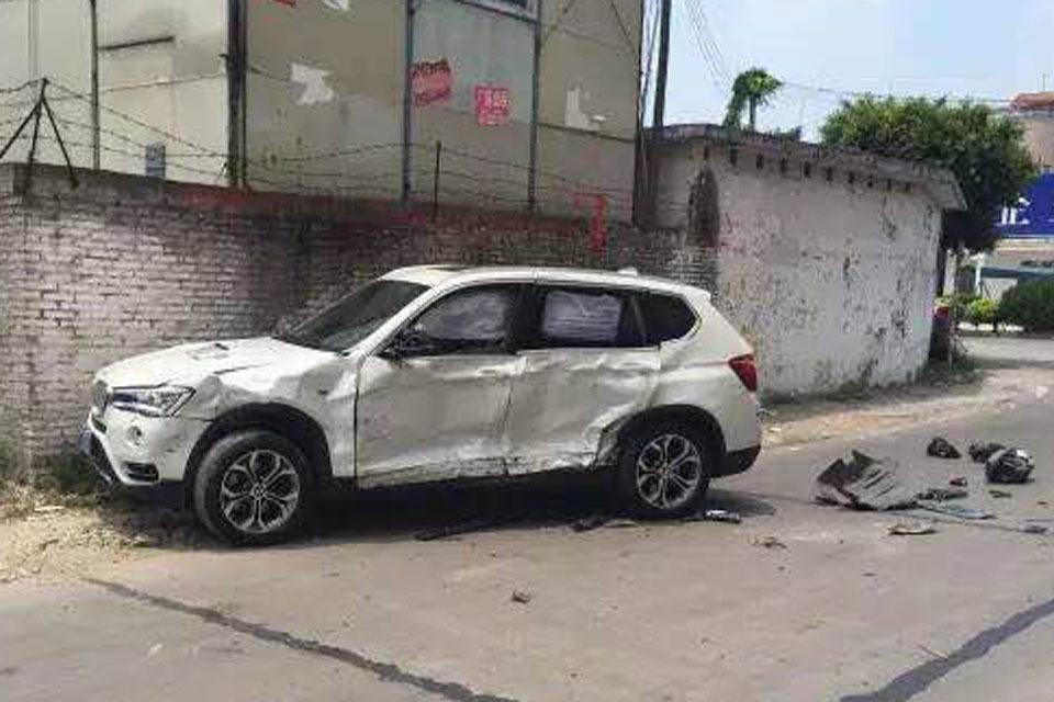 佛山夫妻闹离婚争财产开奔驰宝马对撞