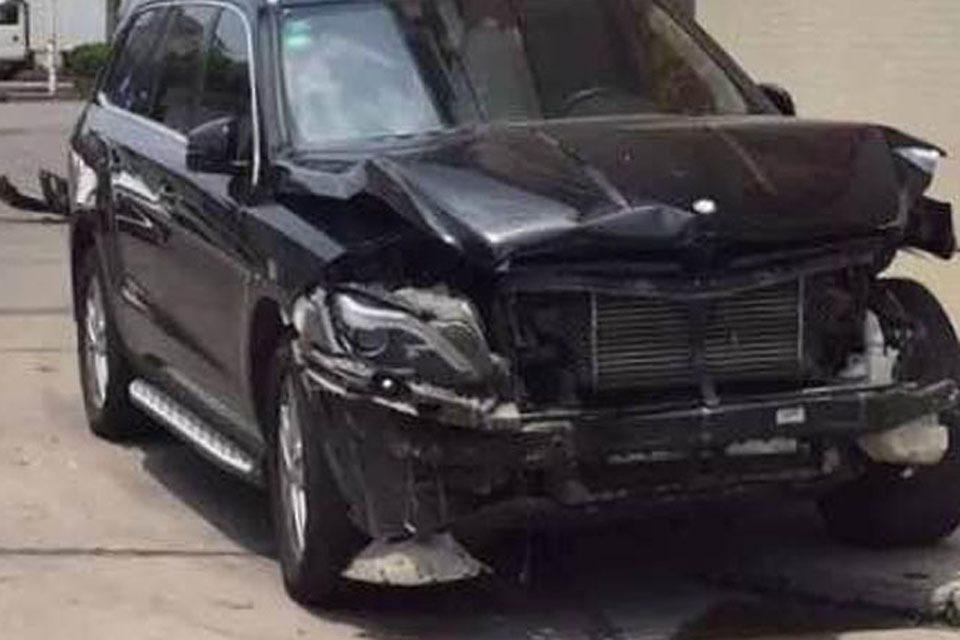 佛山夫妻闹离婚争财产开奔驰宝马对撞