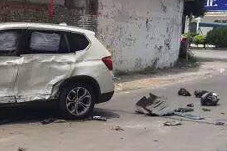 佛山夫妻闹离婚争财产开奔驰宝马对撞