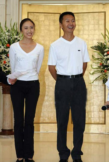 刘强东奶茶妹妹领证 是真是假?盘点年龄差距大