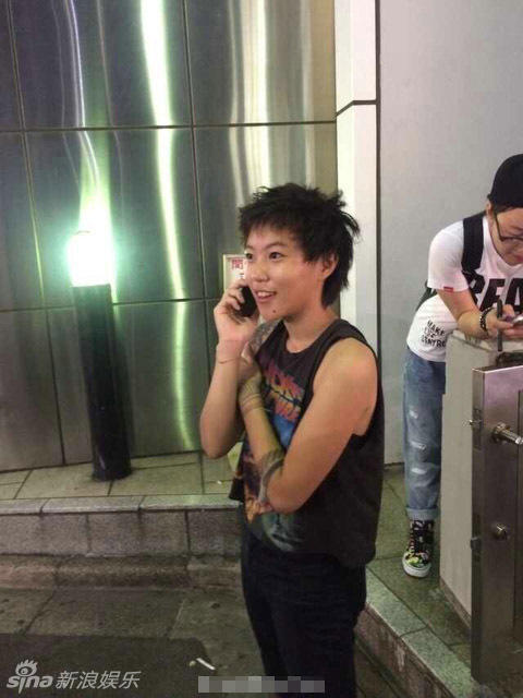 组图:窦靖童日本音乐节首秀歌喉 摇滚范十足