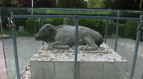 西安神兽玻璃保护罩成功德箱 网友:到底该怎