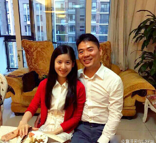 奶茶妹妹饭后合影曝光 与刘强东婚后秀恩爱!(图