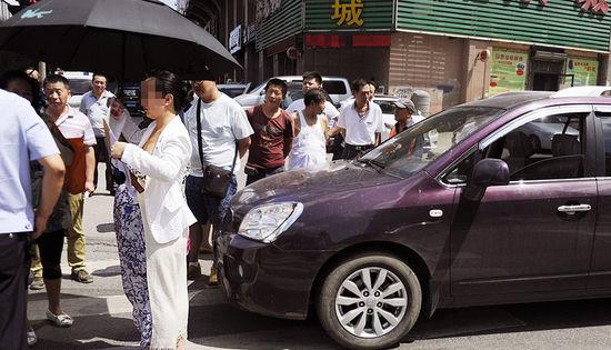孕妇过马路被汽车鸣笛声吓到 怒砸车窗要求司机道歉高清图片