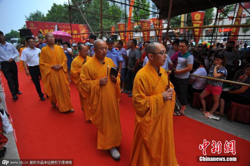 山东日照一寺院住持携众僧走红毯为楼盘开光