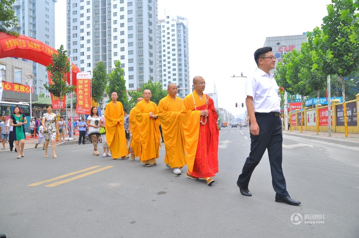 山东日照一寺院住持携众僧走红毯为楼盘开光