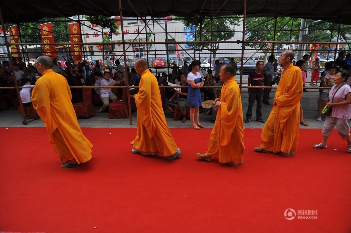 山东日照一寺院住持携众僧走红毯为楼盘开光