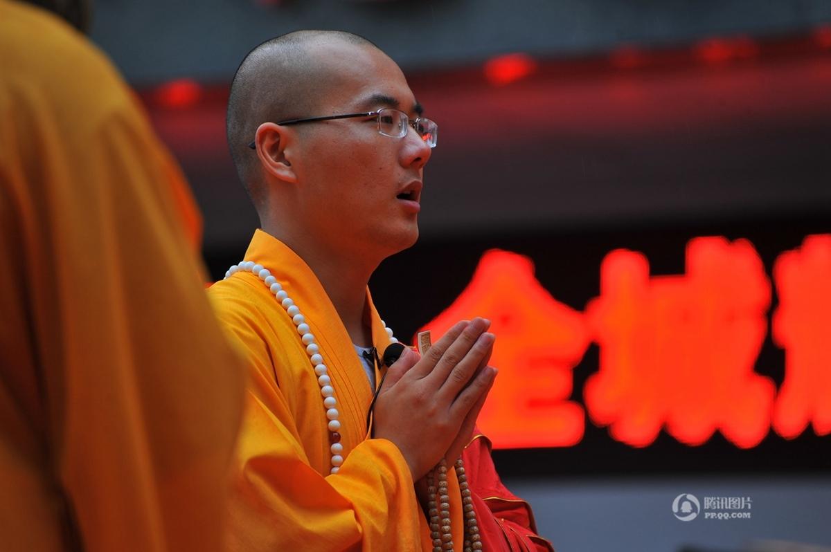 山东日照一寺院住持携众僧走红毯为楼盘开光