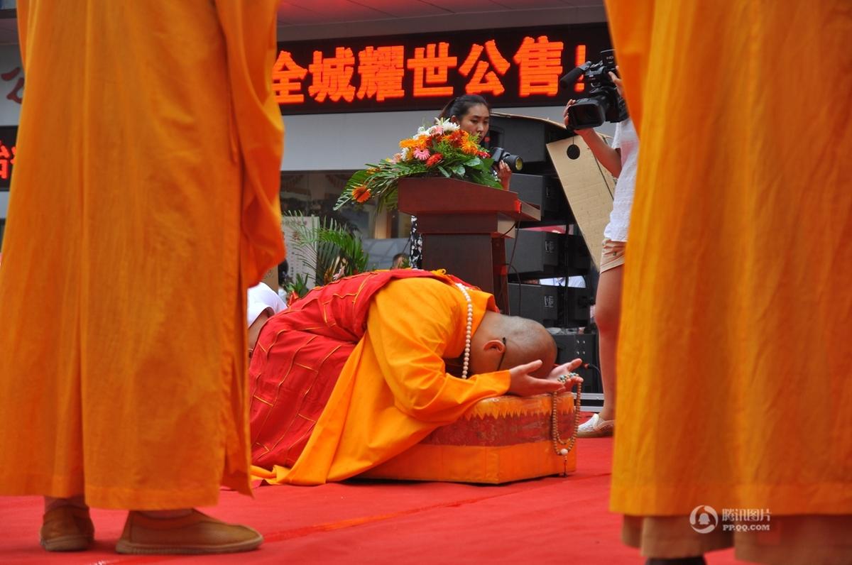 山东日照一寺院住持携众僧走红毯为楼盘开光