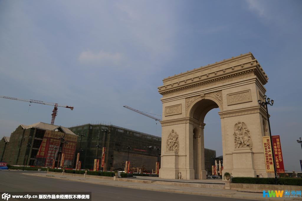 郑州山寨凯旋门引路人合影 (1\/6)