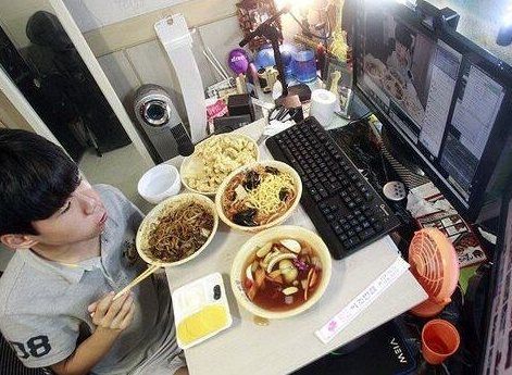 少年直播吃饭日赚上万 网友惊呼:挣钱吃饭两不