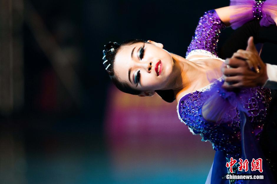 全国体育舞蹈公开赛 大妈与小萝莉同台共舞