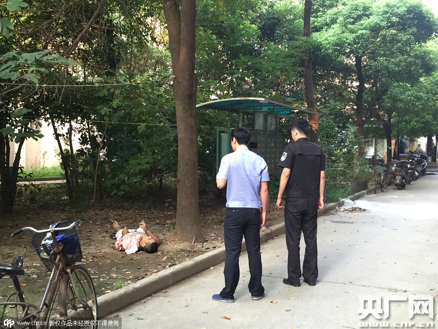 男子疑似吸毒过量 手握注射器死于小区绿化带
