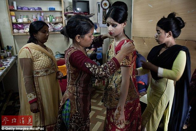 悲伤的婚礼:15岁少女被迫嫁32岁男子图片