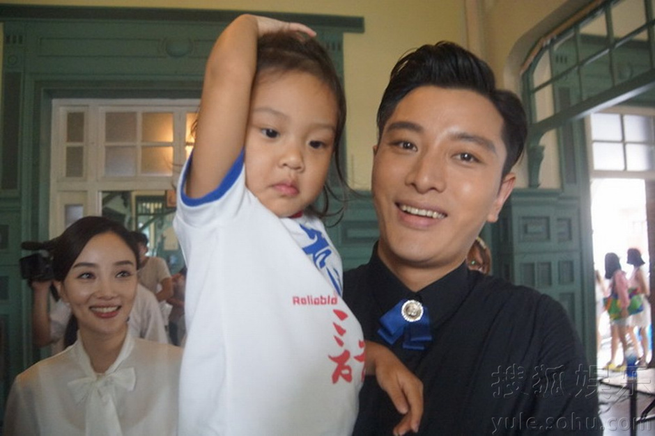 甜馨探班李小璐贾乃亮新剧 想当导演不做童星