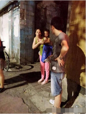 广东:男子当街抢小孩 被抓后脱光裸奔大街上耍