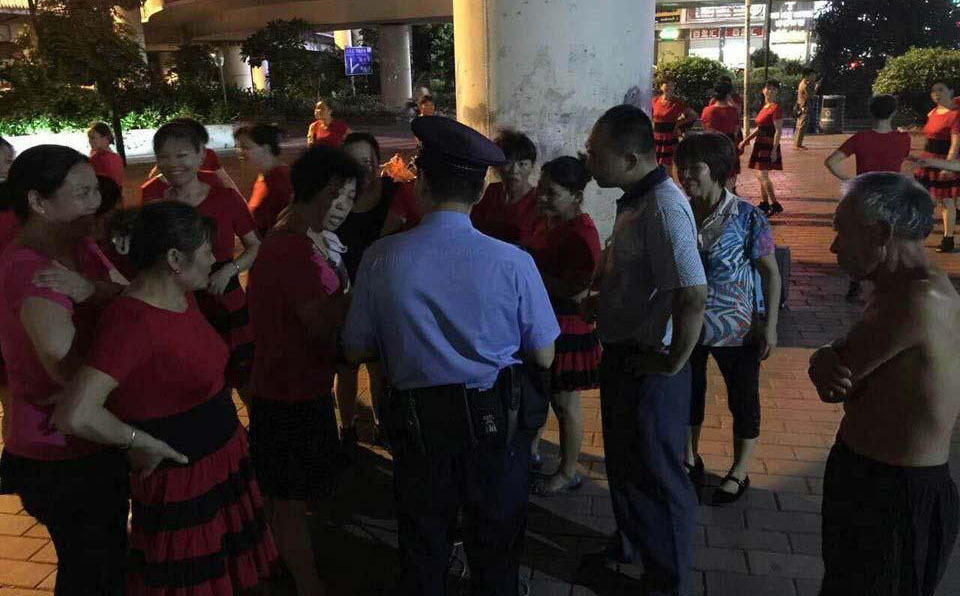 深圳广场舞大妈拼音量居民忍无可忍威胁扔粪