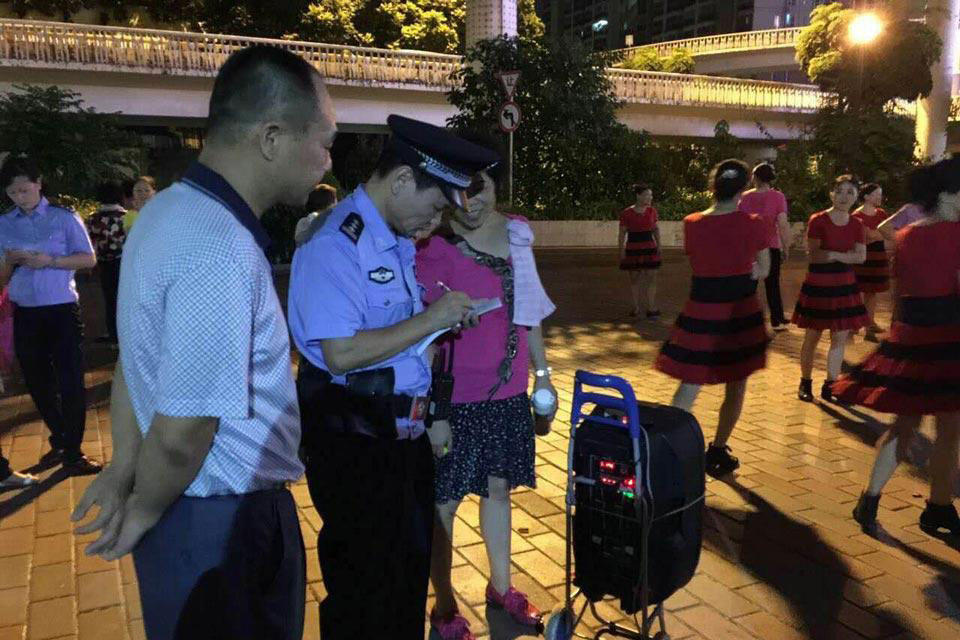 深圳广场舞大妈拼音量居民忍无可忍威胁扔粪