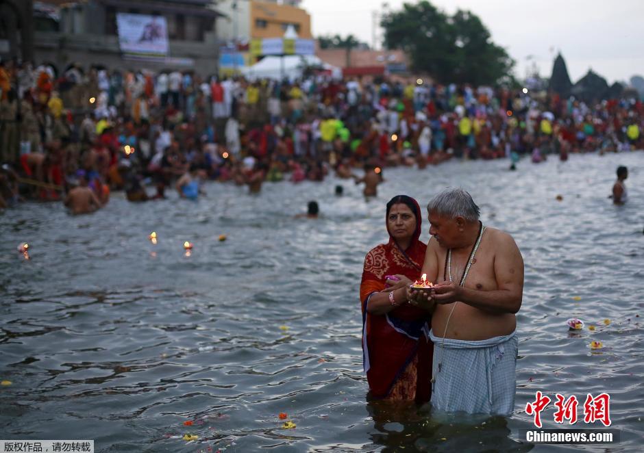 印度民众庆祝大壶节 圣水沐浴洗清罪孽