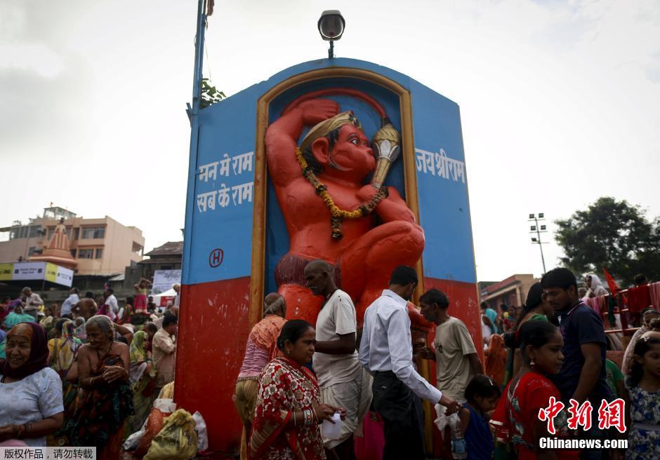 印度民众庆祝大壶节 圣水沐浴洗清罪孽