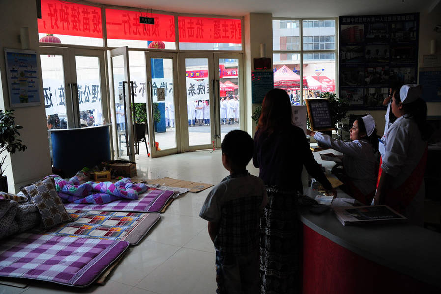 患者家属戴孝堵门还我亲人 医生戴安全帽工作