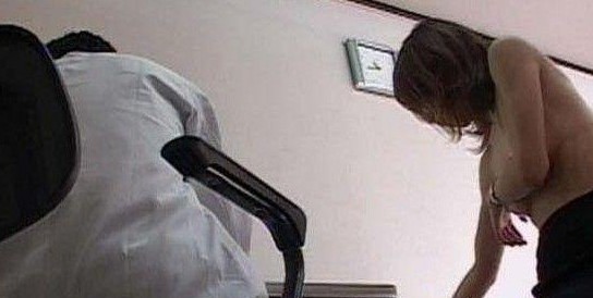 女子体检裙子被撩起男医生手入<em>内裤</em> 对<em>男的</em>碰