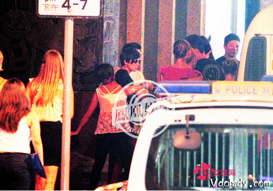 佘诗曼醉倒街头被又搂又摸 网友:又失恋了?(组