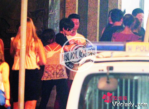 佘诗曼醉倒街头被又搂又摸 网友:又失恋了?(组