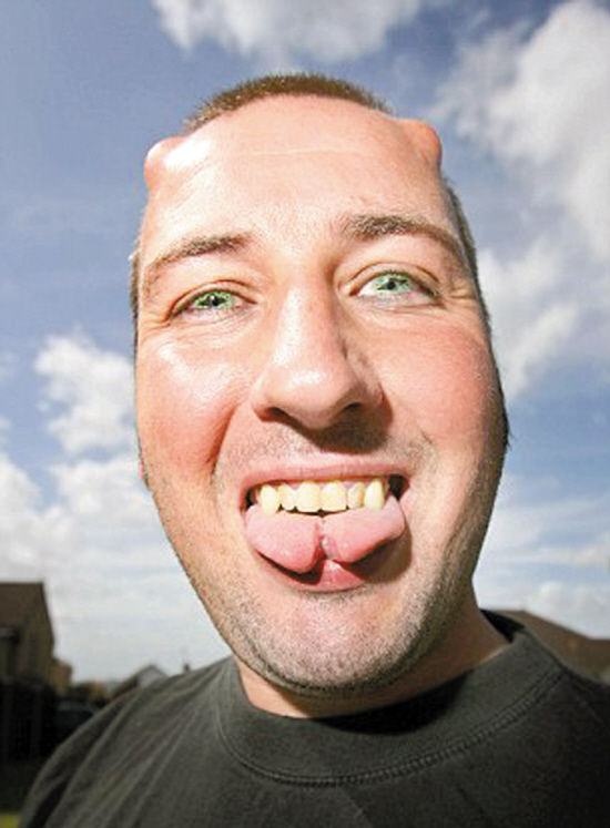 英男子将自己整容成“魔鬼”:头上长角舌头剪两半