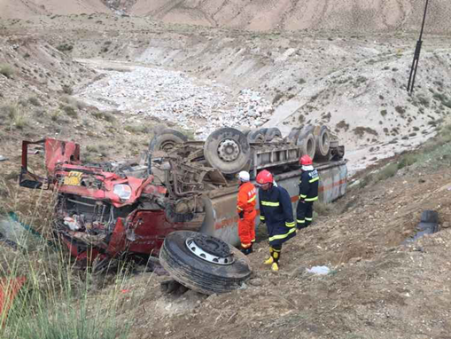 油罐车与皮卡车相撞油料泄露 格尔木消防紧急