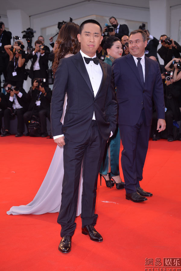 白凯南亮相威尼斯影节红毯 成唯一中国男星