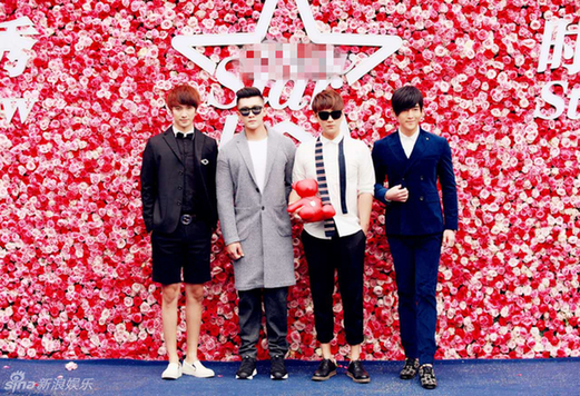 组图:组合0086受邀出席活动 帅气装扮展品味