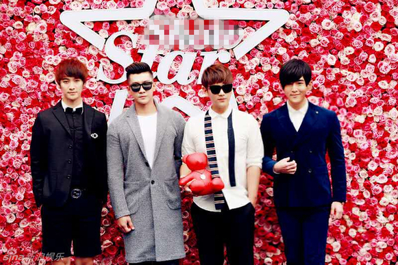 组图:组合0086受邀出席活动 帅气装扮展品味