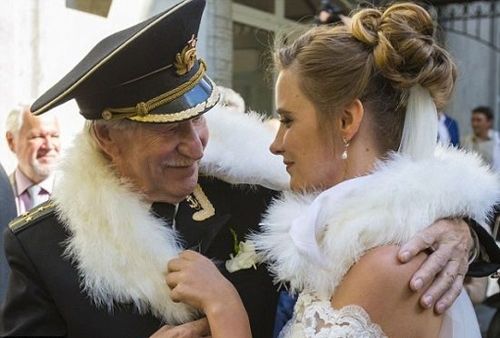 84岁演员娶24岁妻 姑娘写诗给老人留下了深刻