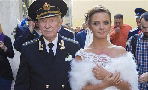 84岁演员娶24岁妻 男方称重新感到了生命的活