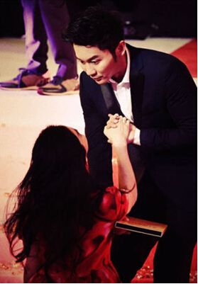 范冰冰小腹隆起疑有孕 曾站立不稳跌倒入李晨