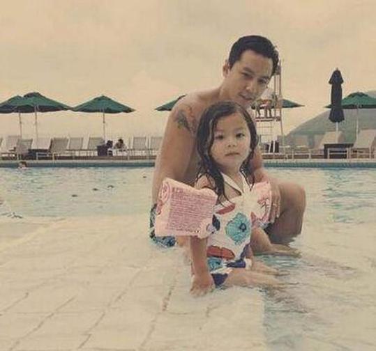 <em>吴彦祖罕见晒爱女</em>Raven长相中西合璧样子十分