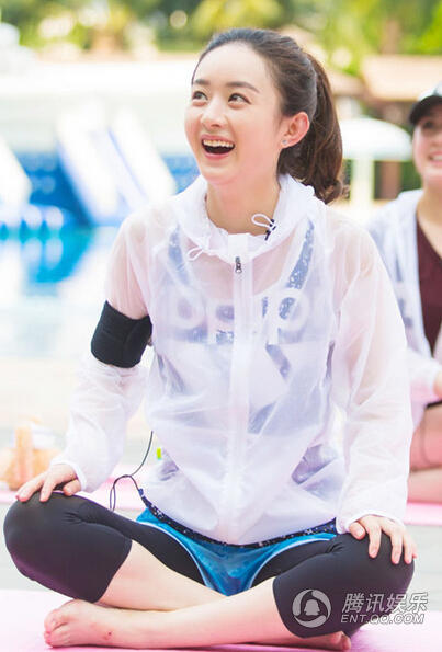 赵丽颖何炅当街激吻 网友:何老师您这样好吗?