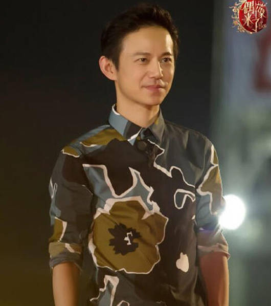 赵丽颖何炅当街激吻 一同录制真人秀节目(组图