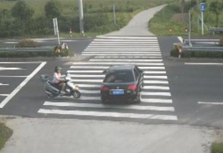 女子<em>骑摩托玩手机被撞</em>飞腾空而起 女子伤势不